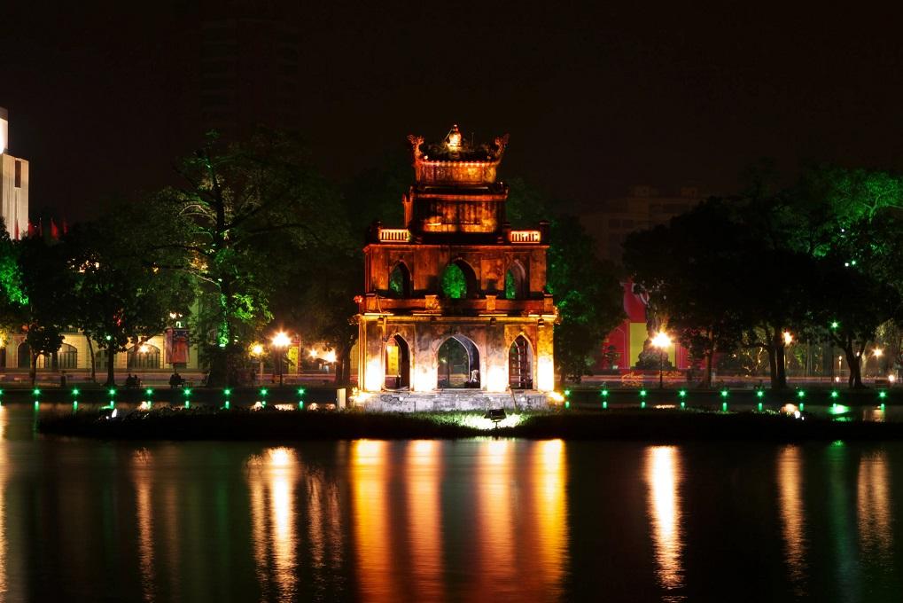 Tại sao Hà Nội được ví như một nàng công chúa khi buổi tối buông xuống?