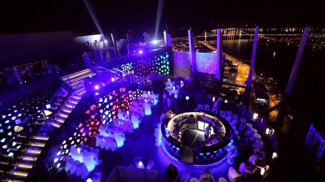 Trải nghiệm Đà Nẵng về đêm tại Sky36 Bar