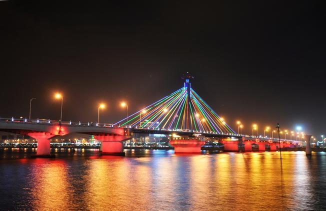 Khám phá du lịch tại cầu Quay trên dòng sông Hàn ở Đà Nẵng