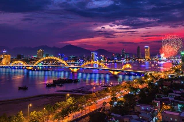 Cầu Rồng Đà Nẵng tỏa sáng với ngọn lửa khao khát chinh phục biển lớn