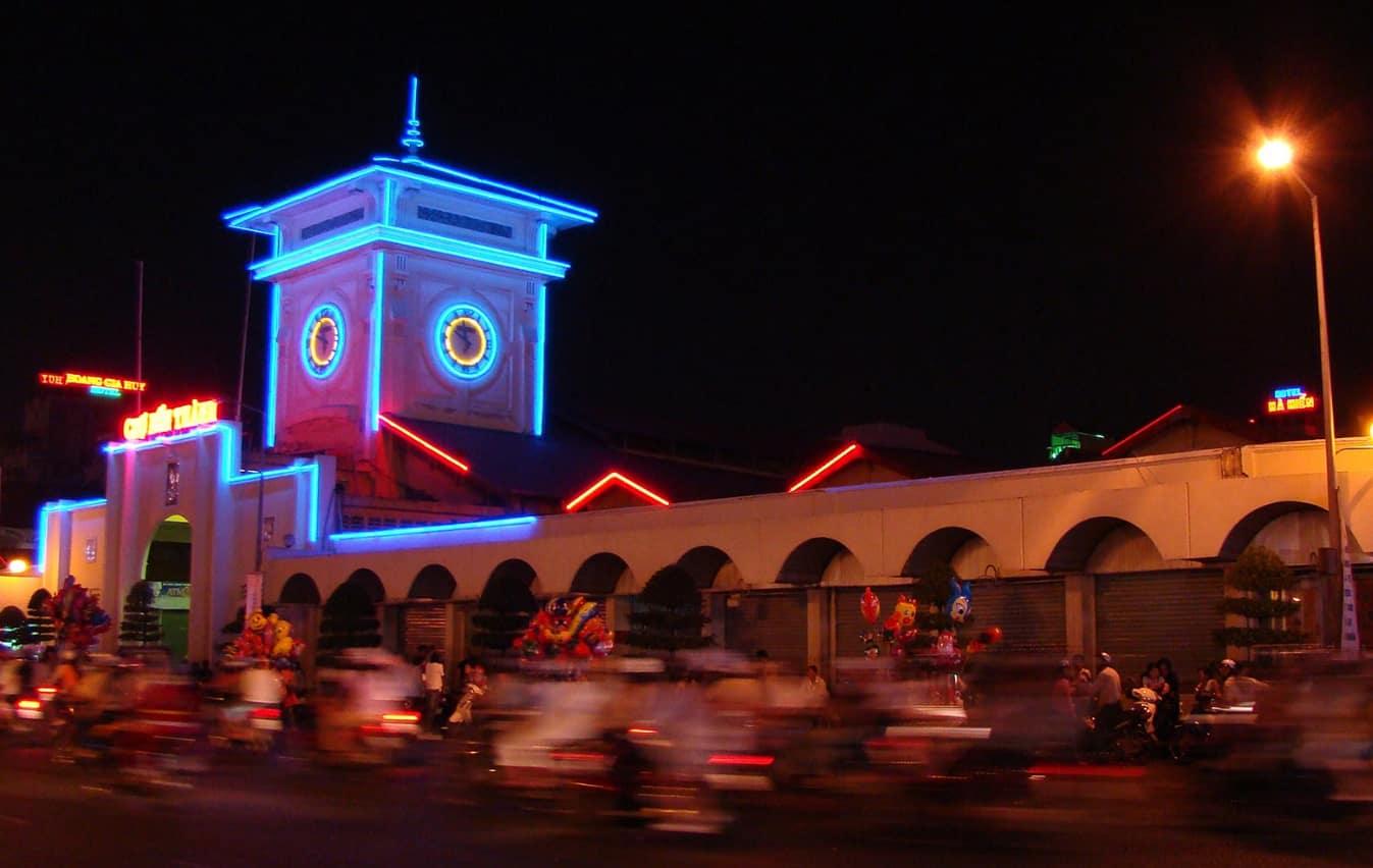Khám phá Sài Gòn qua chợ Bến Thành về đêm