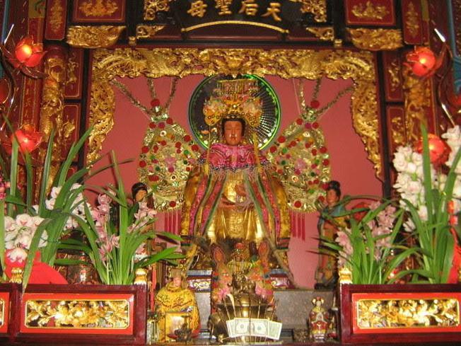 Tham gia vào lễ hội truyền thống khi đến Hội An