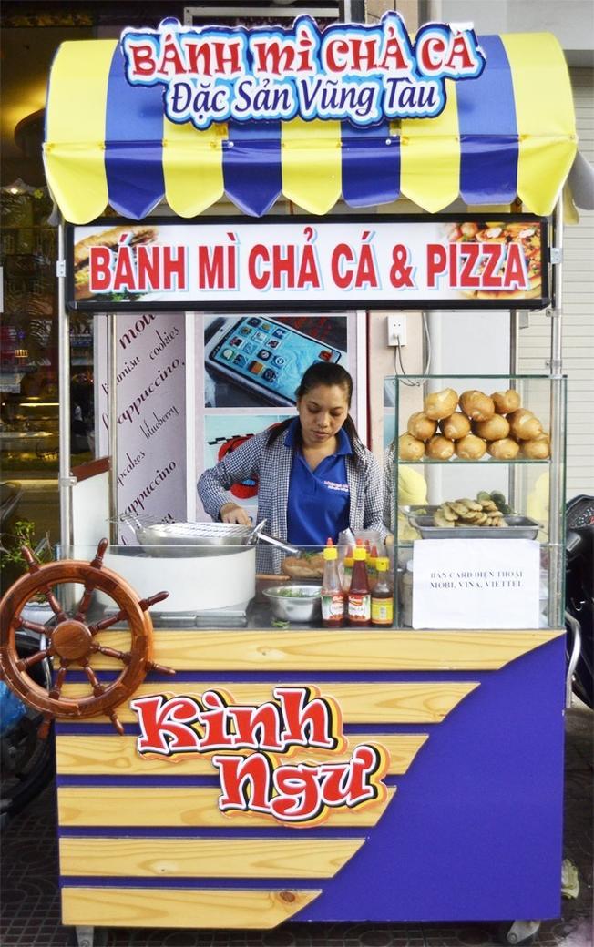 Thưởng thức bánh mì chả cá Kình Ngư với giá chỉ 16.000 đồng