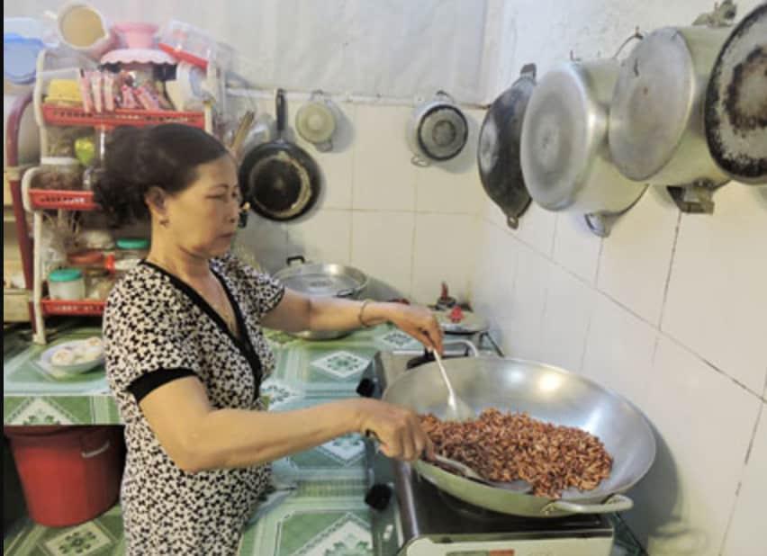 Khám phá hương vị độc đáo của hạt bàng ở Côn Đảo