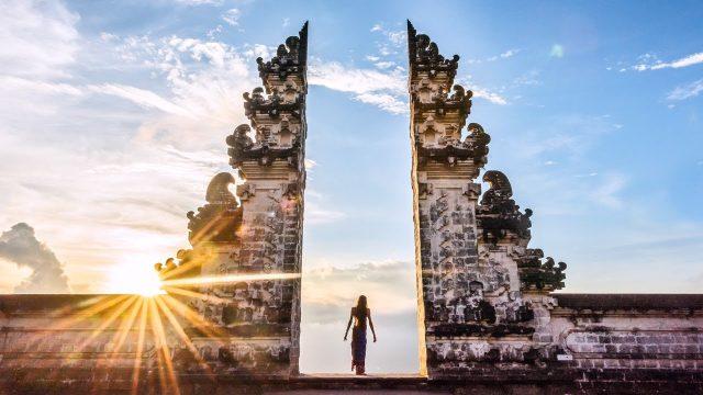 'Tạo dáng cho bức ảnh đẹp lung linh' với cánh cổng trời Bali