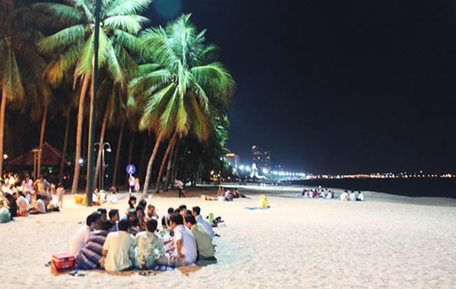 Khám phá Nha Trang đẹp lấp lánh dưới ánh đèn màu