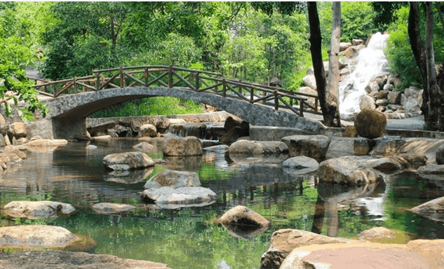 Trải nghiệm 'đắm chìm' trong thác nước nhân tạo lớn nhất - Thủy Châu