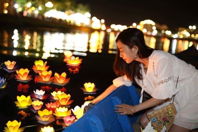 Đám đông háo hức hướng về lễ hội Đèn Hoa Đăng ở Sài Gòn
