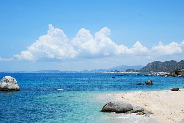 Khám phá bãi biển Sầm Sơn - điểm đến lý tưởng cho những người yêu biển