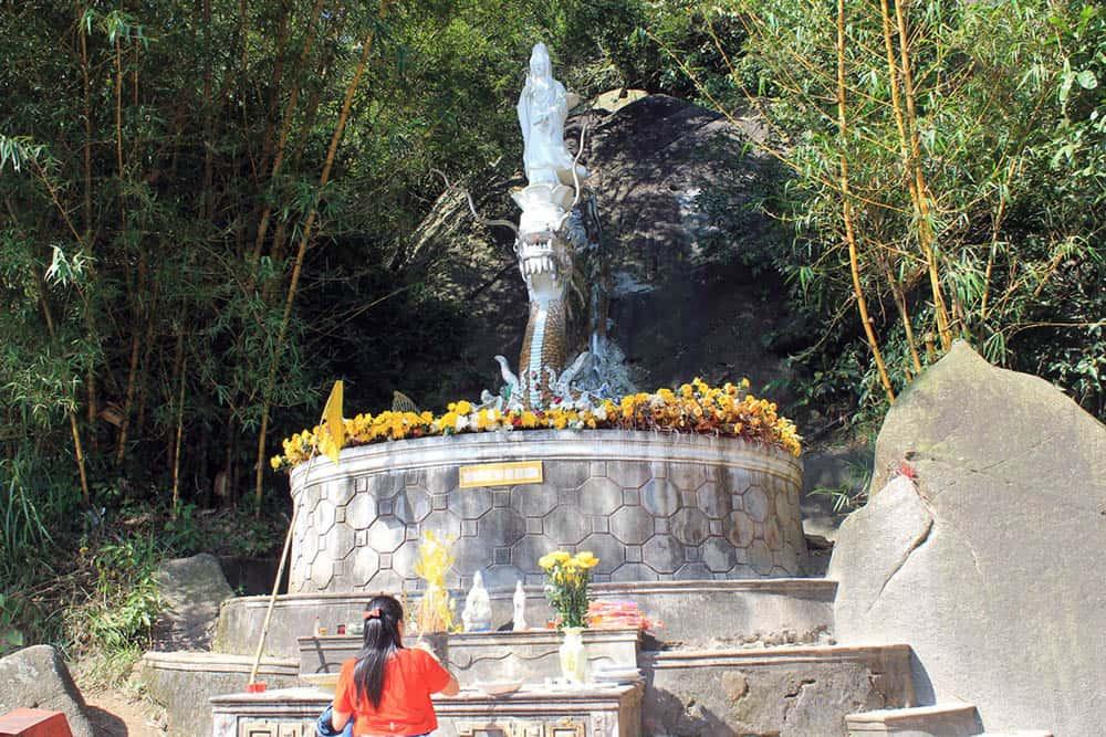 Trải nghiệm hành trình thăm viếng chùa Hương Tích và tận hưởng vẻ đẹp tự nhiên của miền Trung