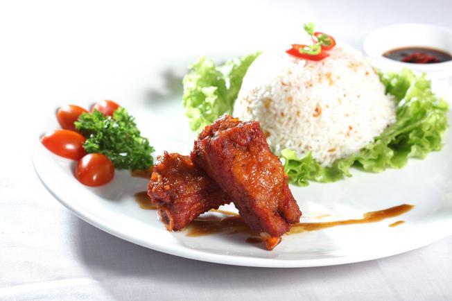 Thoát khỏi cảnh đói bụng khi dạo quanh khu phố đi bộ Hồ Gươm