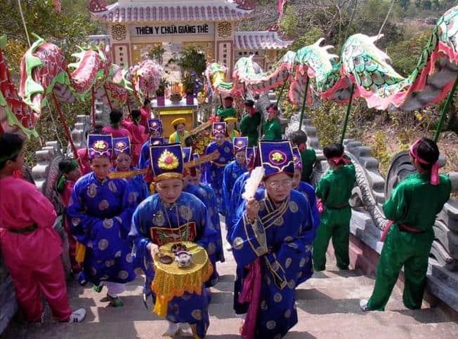 Thả mình vào bầu không khí hân hoan của lễ hội tại bờ biển Nha Trang